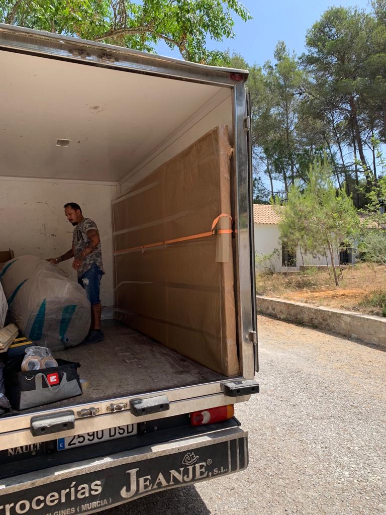 Cargando el camión de mudanas con el cuadro embalado